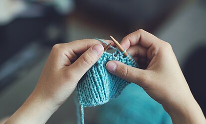 Frau strickt