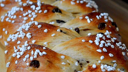 Hefezopf mit Rosinen