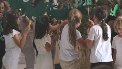 Abbildung: Kinder spielen ein Musical vor