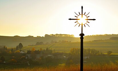 Wegekreuz in Landschaft