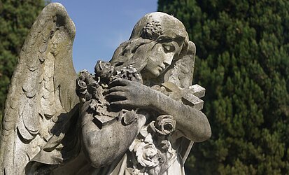 Steinengel auf dem Friedhof