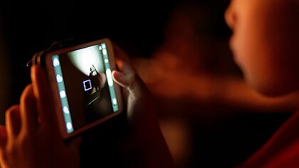 Kind mit Handy in der Hand