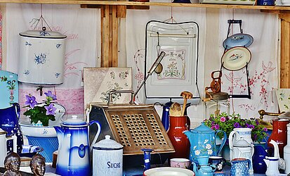 Regal Flohmarkt mit Geschirr