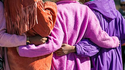 Umarmung Frauen