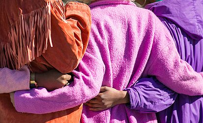 Umarmung Frauen